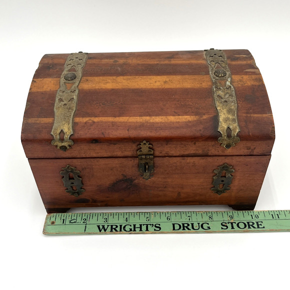 Peterson Brothers MPRS 165-171 N. Elizabeth Chicago, IL-Wooden Cedar Chest - Picture 6 of 16